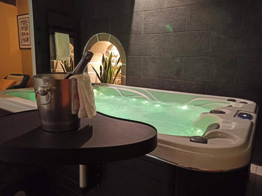 L'Etreinte, Gite De Charme Avec Jacuzzi Interieur Et Sauna Guéméné-sur-Scorff エクステリア 写真